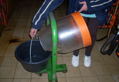 Pot à lait à roulettes